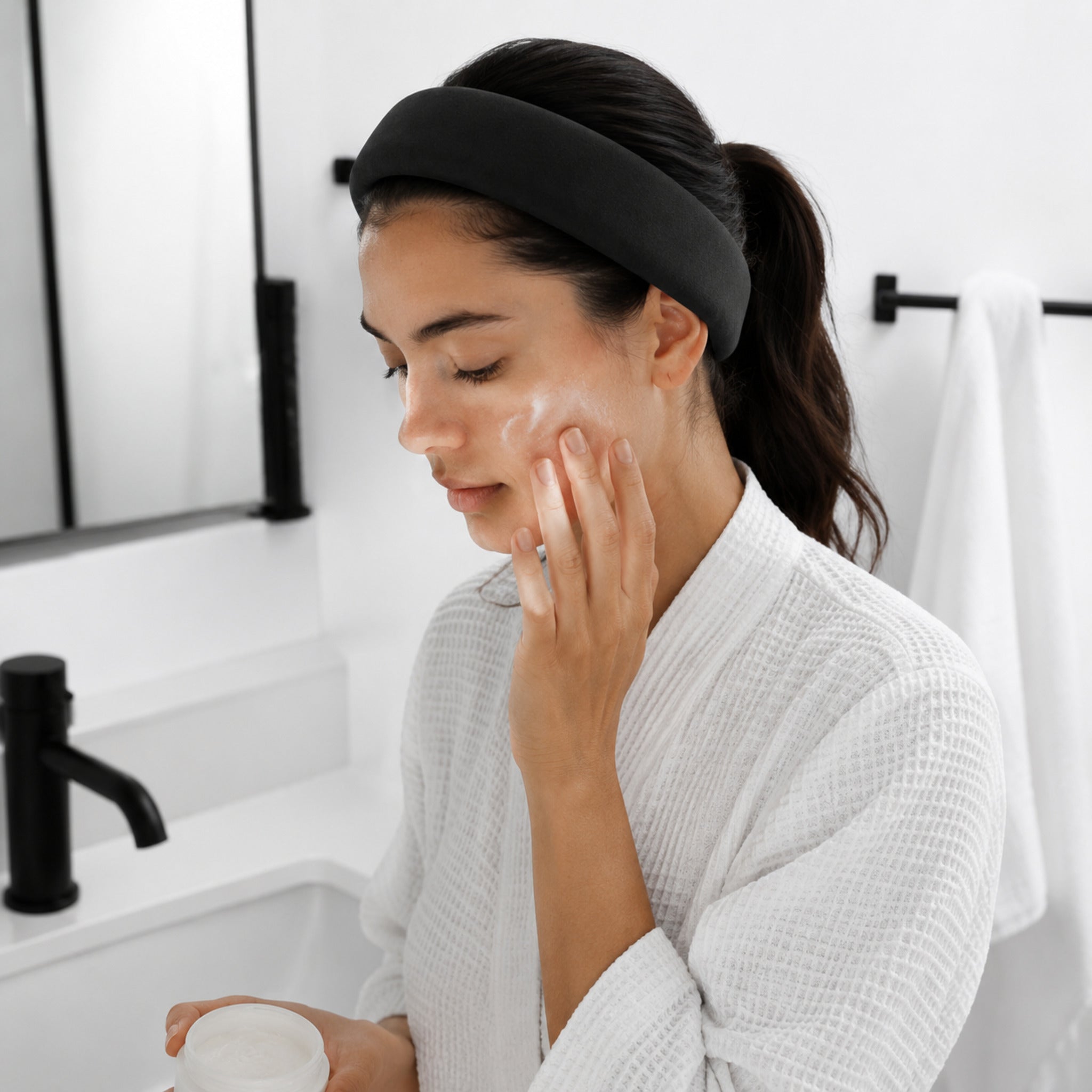 Bandeau Halo Ergonomique – Maintien Souple et Élégant pour Routine Beauté